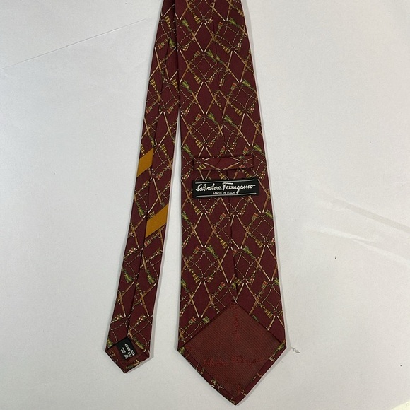 Salvatore Ferragamo Silk Novelty Print Hunting Rifles Burgundy Mens Neck Tie - Picture 2 of 10